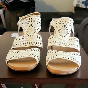 I'm selling because,  I never used the sandles
